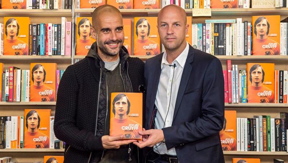 Pep Guardiola y Jordi Cruyff, en la presentación de la biografía de Johan Cruyff
