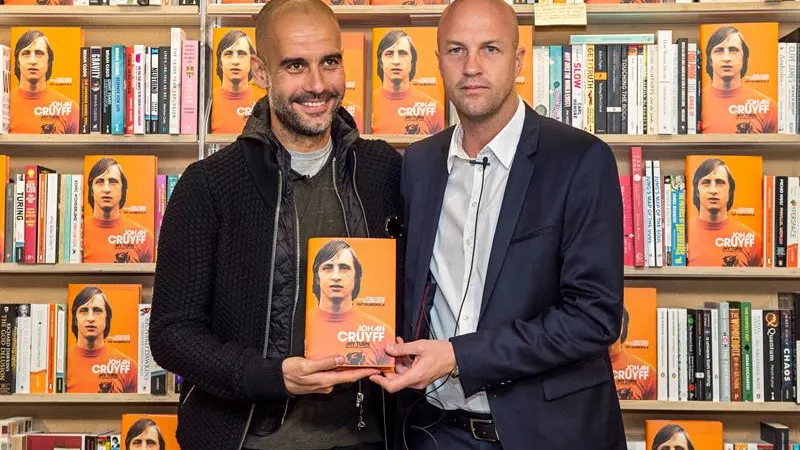 Pep Guardiola y Jordi Cruyff, en la presentaci&oacute;n de la biograf&iacute;a de Johan Cruyff