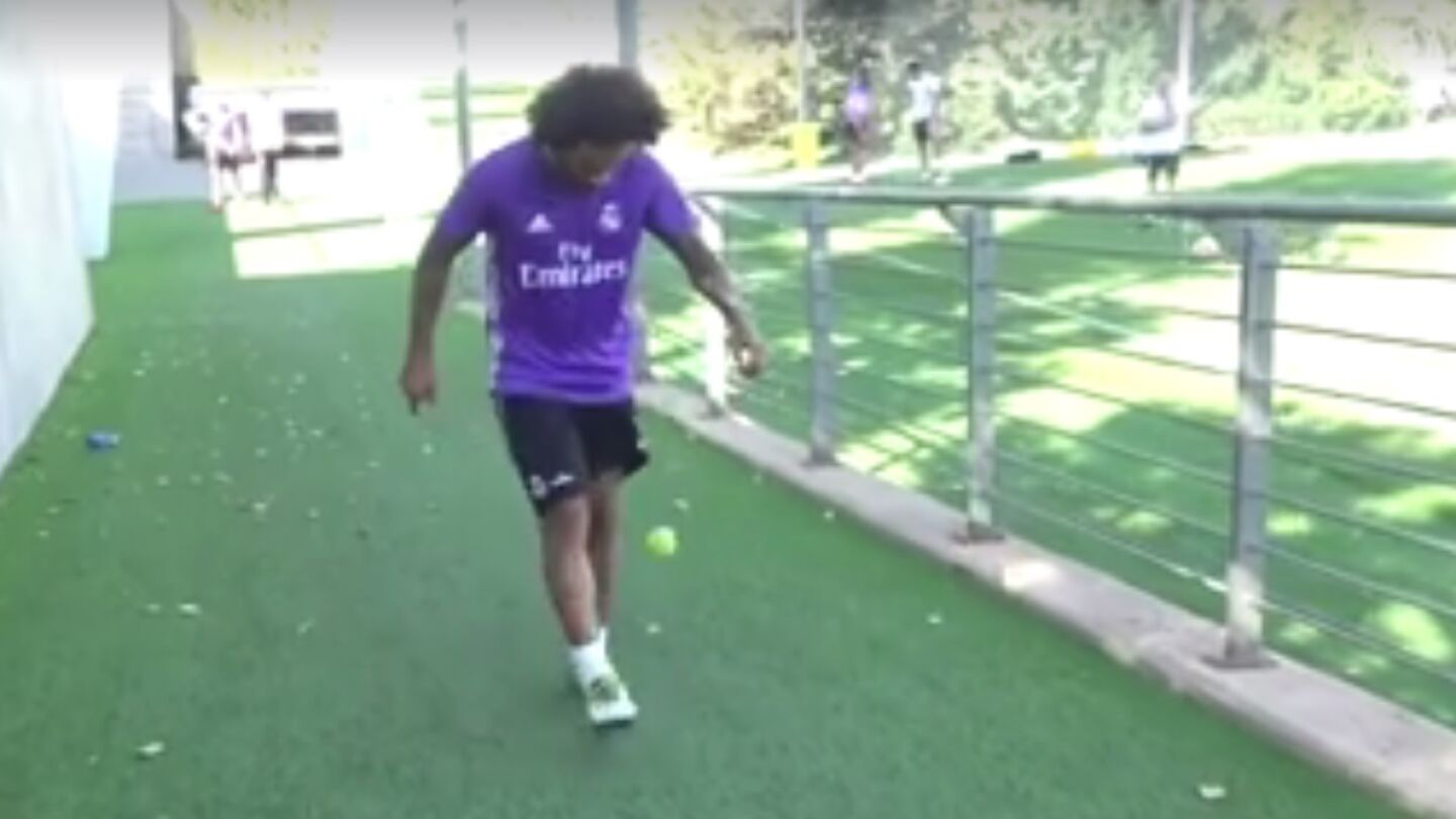 Marcelo se divierte dando toques a una pelota de tenis 
