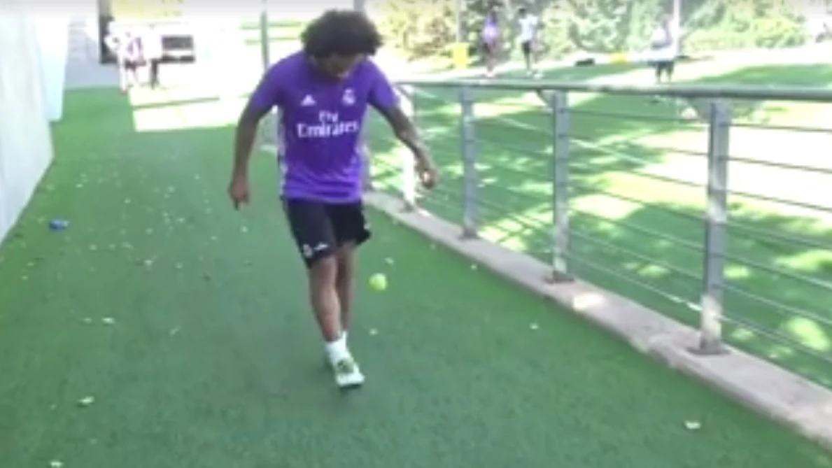 Marcelo se divierte dando toques a una pelota de tenis 