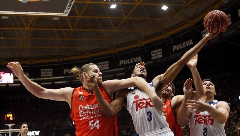 Jugadores del Real Madrid de Baloncesto y Valencia Basket durante el encuentro