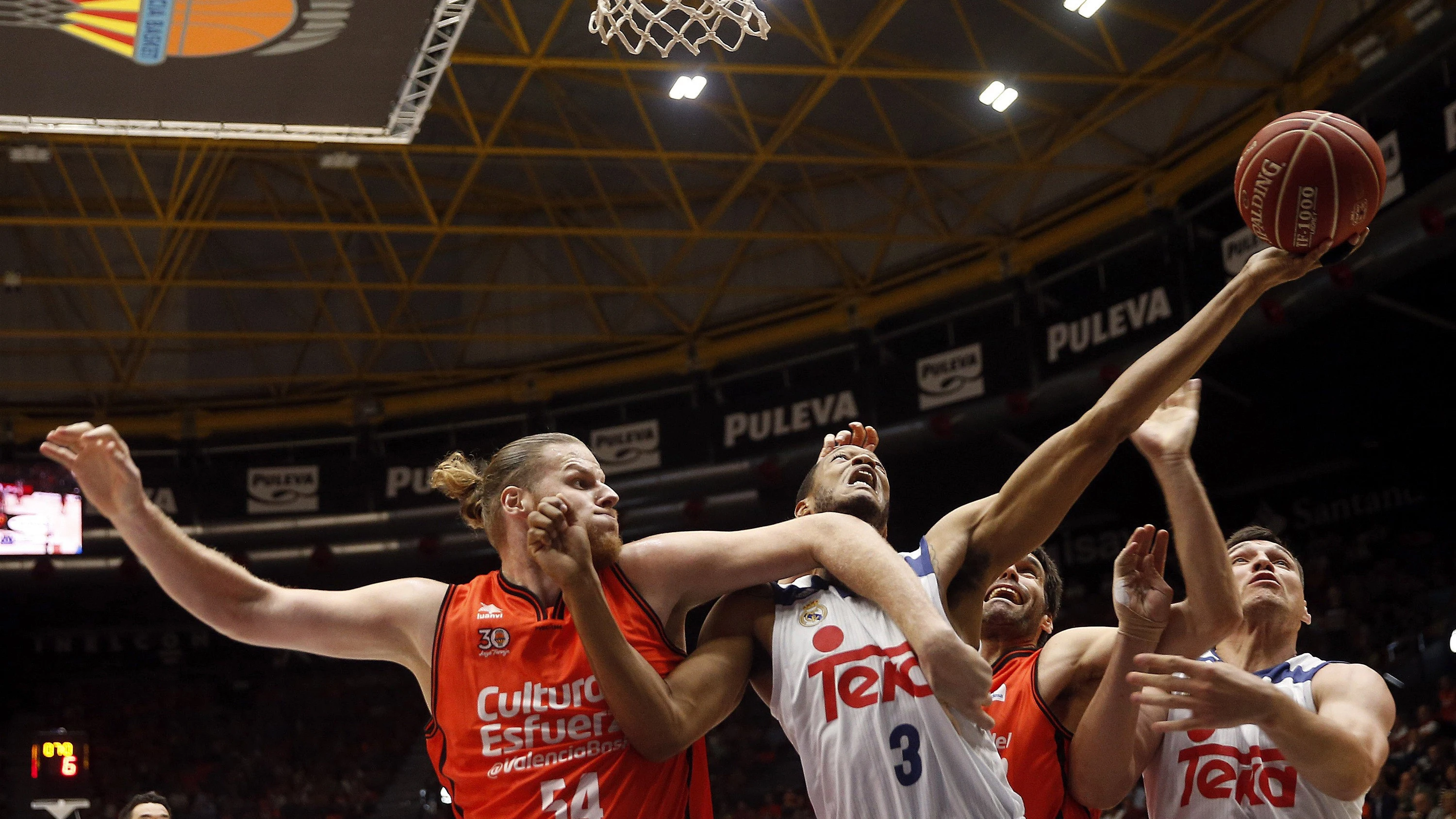 Jugadores del Real Madrid de Baloncesto y Valencia Basket durante el encuentro