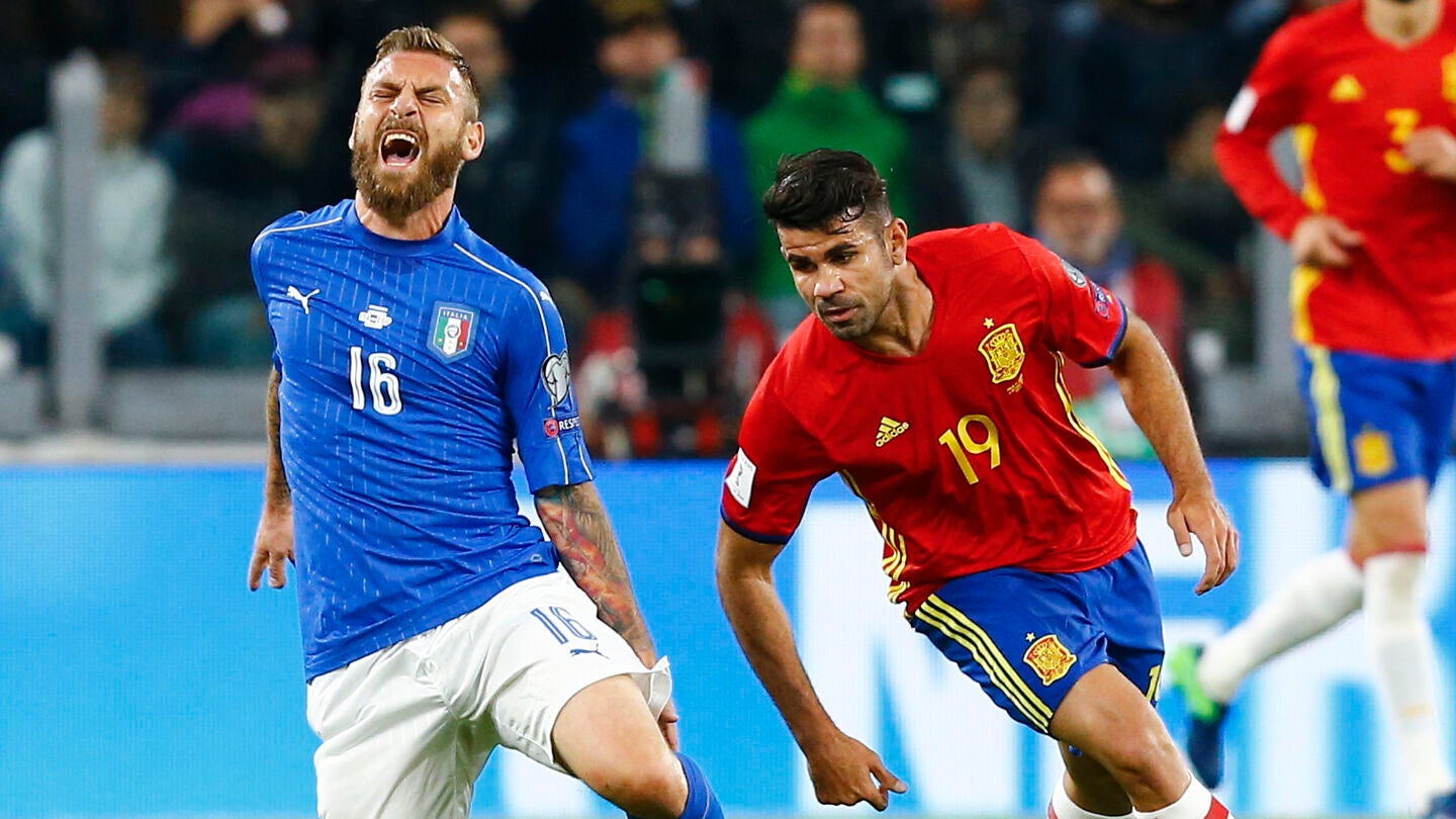 Diego Costa y De Rossi pelean por el bal&oacute;n durante el Italia- Espa&ntilde;a