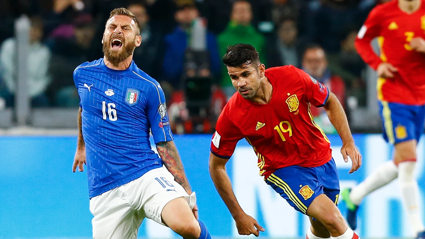 Diego Costa y De Rossi pelean por el balón durante el Italia- España Diego Costa y De Rossi pelean por el balón durante el Italia- España