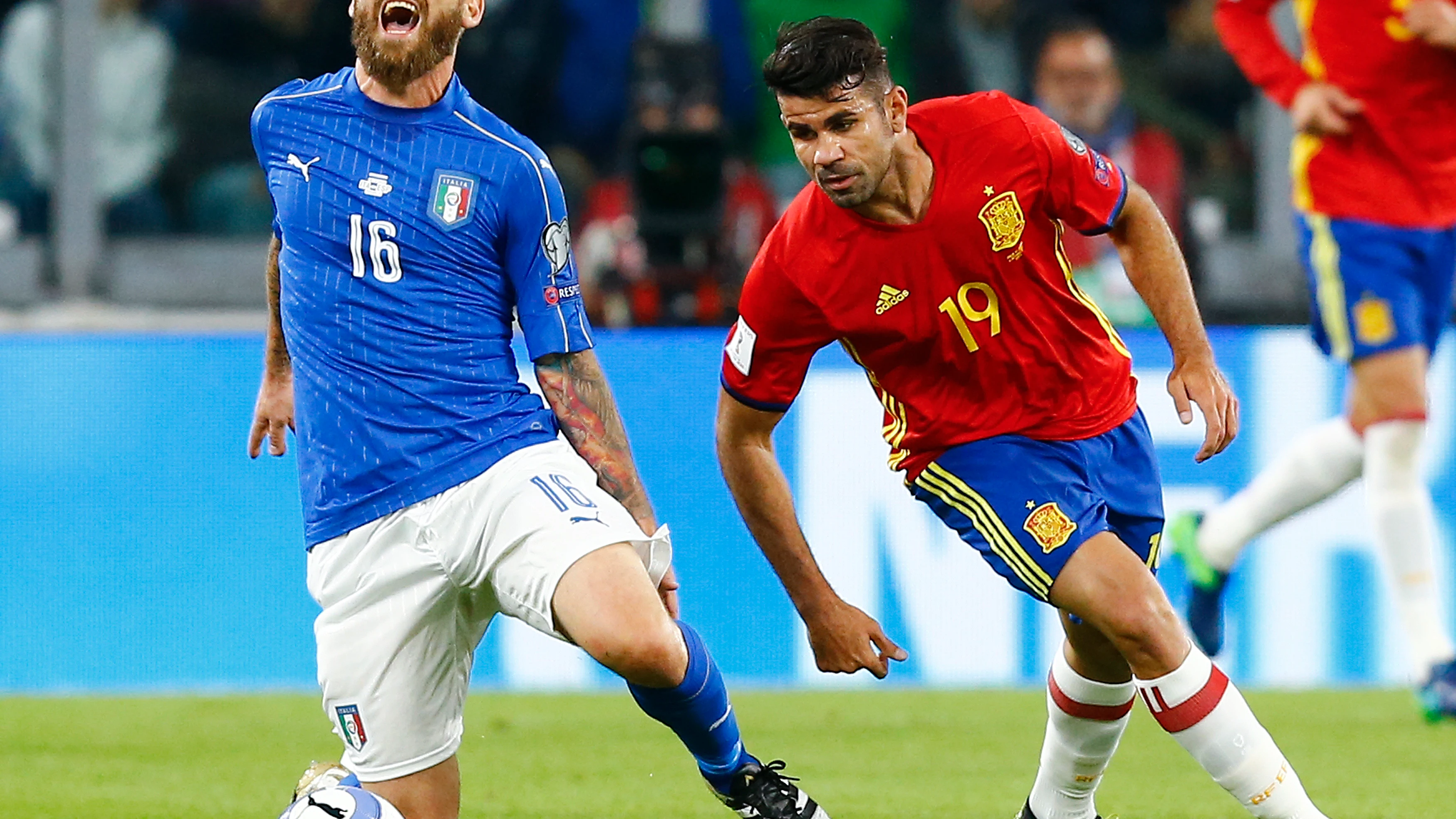 Diego Costa y De Rossi pelean por el balón durante el Italia- España Diego Costa y De Rossi pelean por el balón durante el Italia- España
