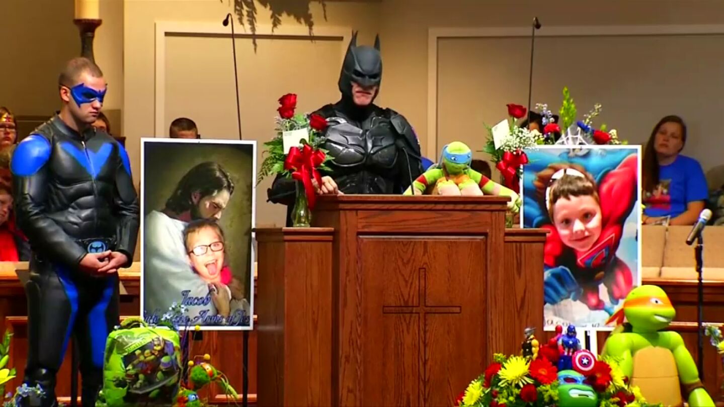 Frame 0.0 de: Despiden con un emotivo funeral de superh&eacute;roes a un ni&ntilde;o de 6 a&ntilde;os que falleci&oacute; en un tiroteo en su colegio