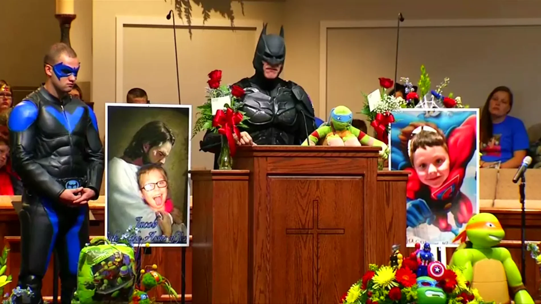 Frame 0.0 de: Despiden con un emotivo funeral de superhéroes a un niño de  6 años que falleció en un tiroteo en su colegio