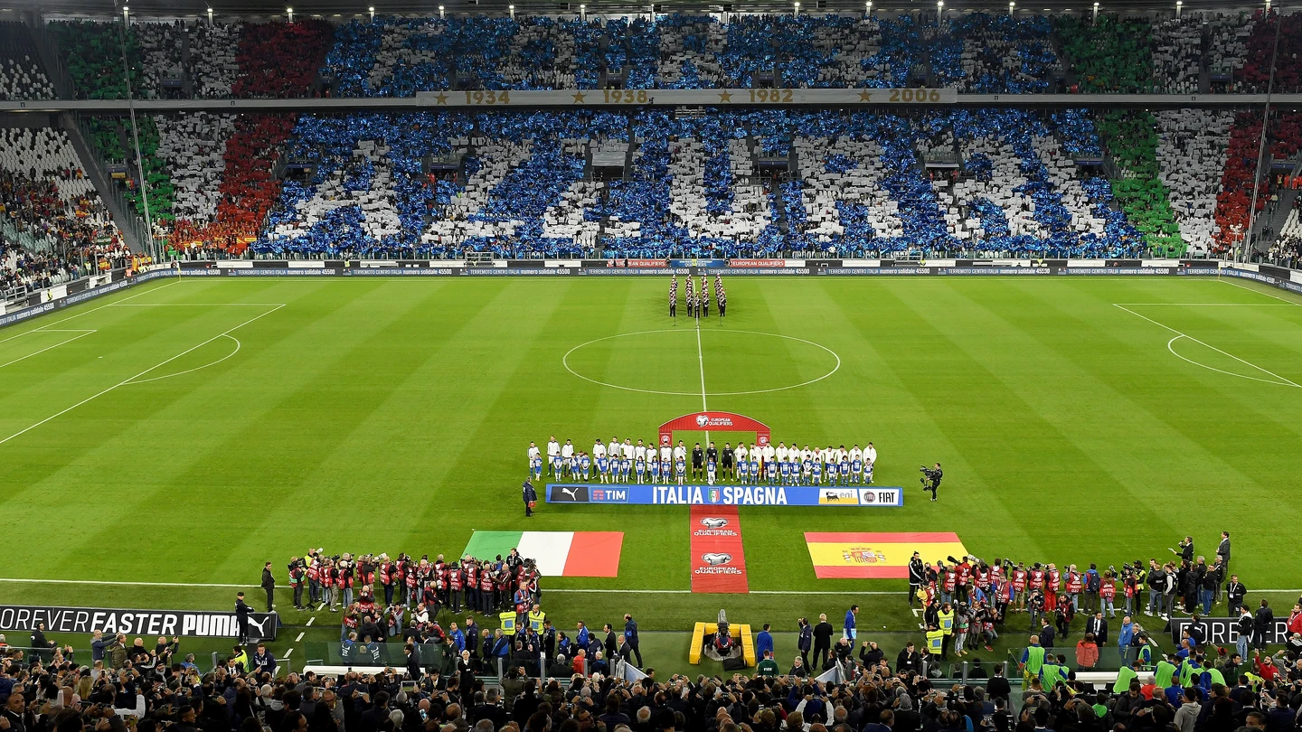 Jugadores y aficionados de Italia aplaudieron el himno español para silenciar los silbidos Jugadores y aficionados de Italia aplaudieron el himno español para silenciar los silbidos