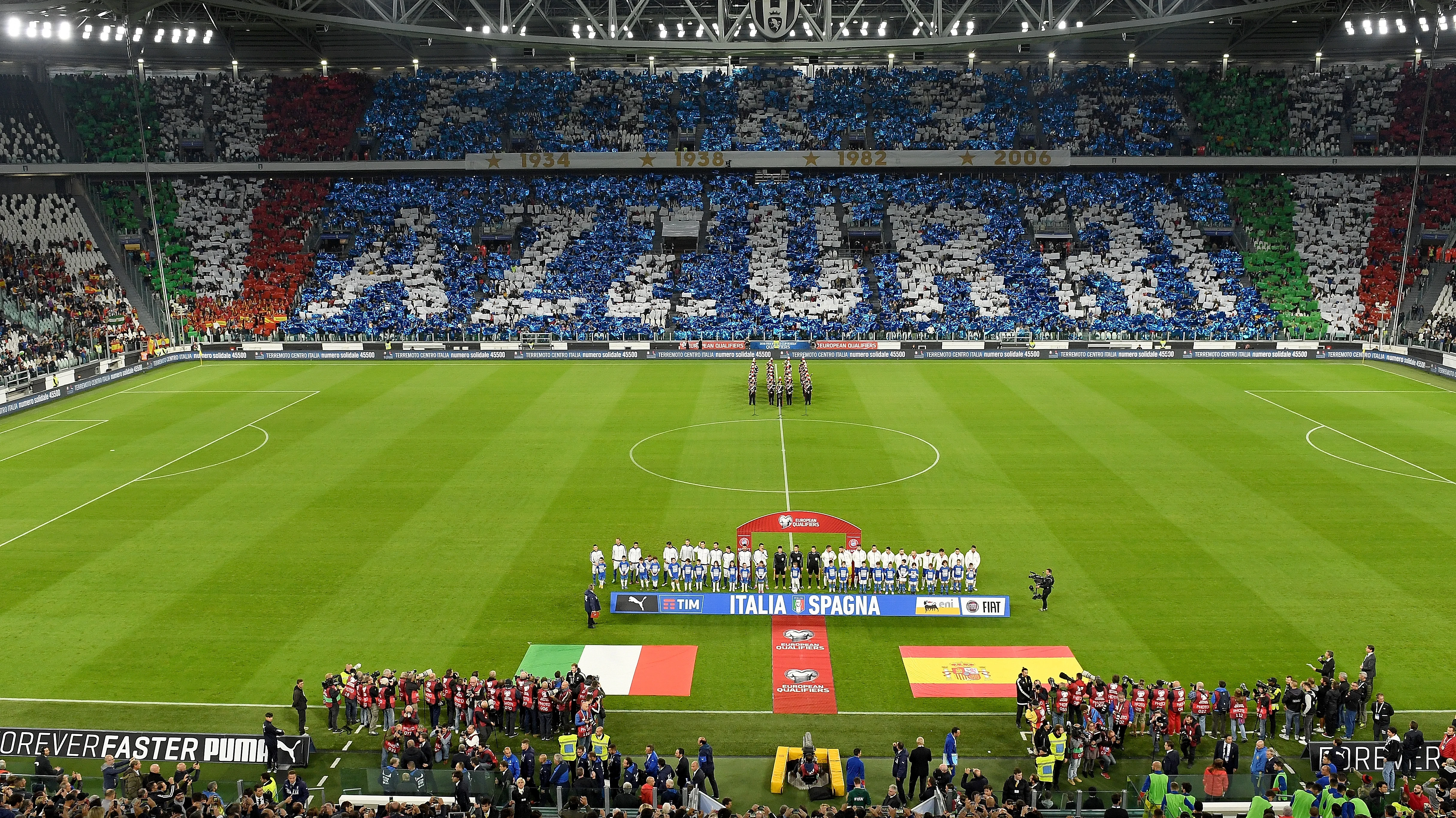 Jugadores y aficionados de Italia aplaudieron el himno español para silenciar los silbidos Jugadores y aficionados de Italia aplaudieron el himno español para silenciar los silbidos