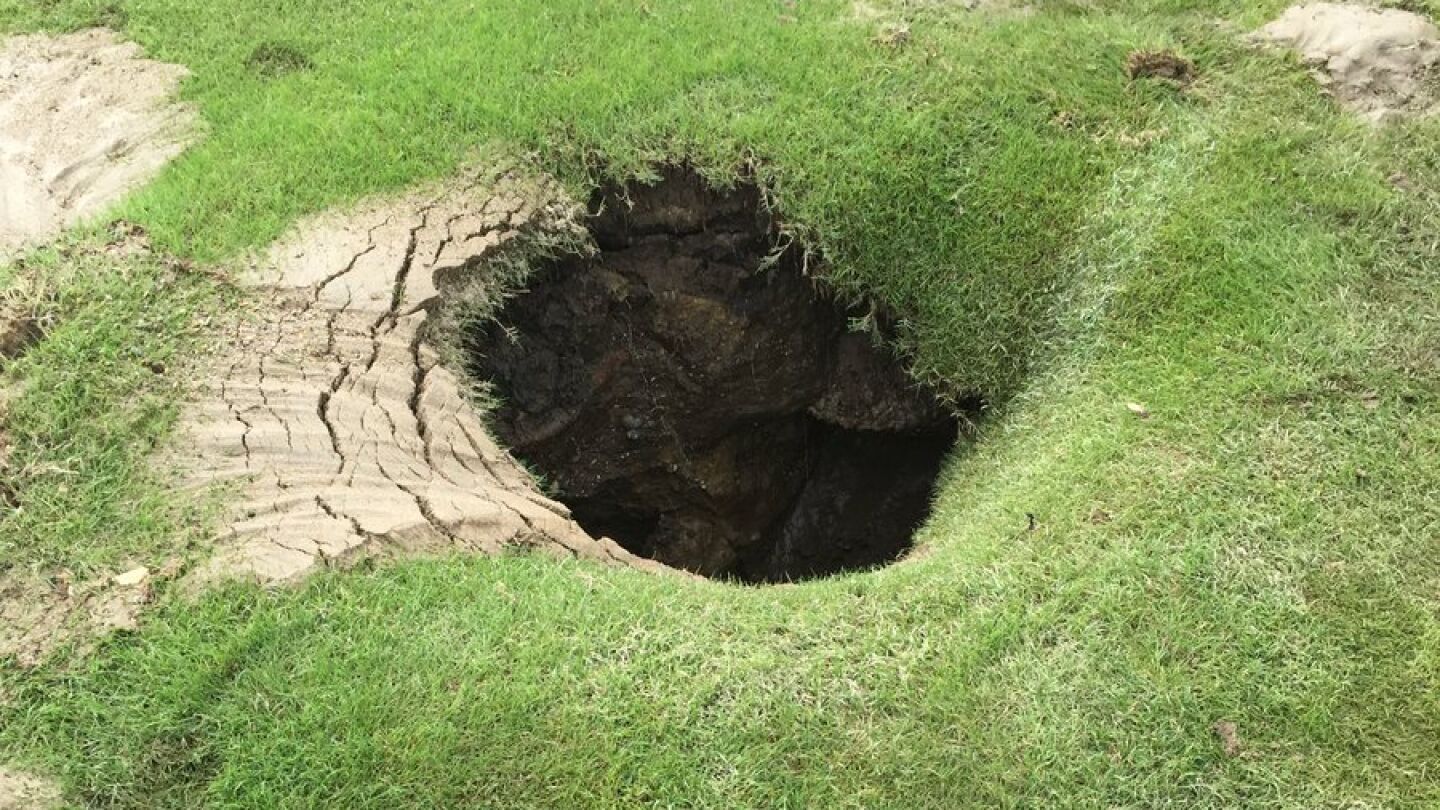 El misterioso cr&aacute;ter que apareci&oacute; en un campo de f&uacute;tbol americano