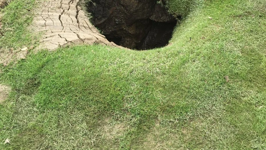 El misterioso cráter que apareció en un campo de fútbol americano El misterioso cráter que apareció en un campo de fútbol americano