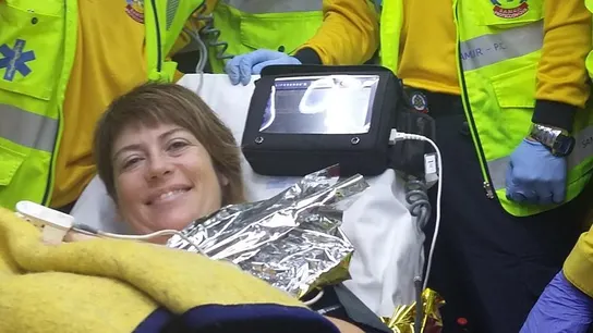 La madre, tras dar a luz en la M30 La madre, tras dar a luz en la M30