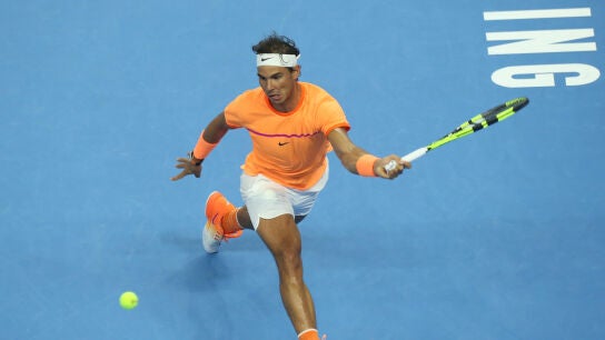 Nadal golpea la bola en el Abierto de China (Pek&iacute;n)