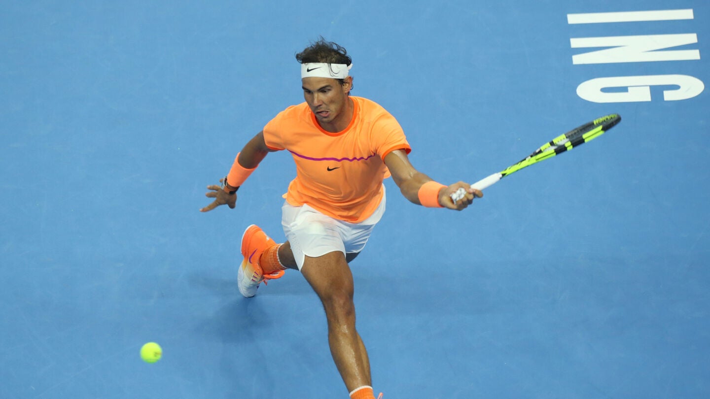 Nadal golpea la bola en el Abierto de China (Pek&iacute;n)
