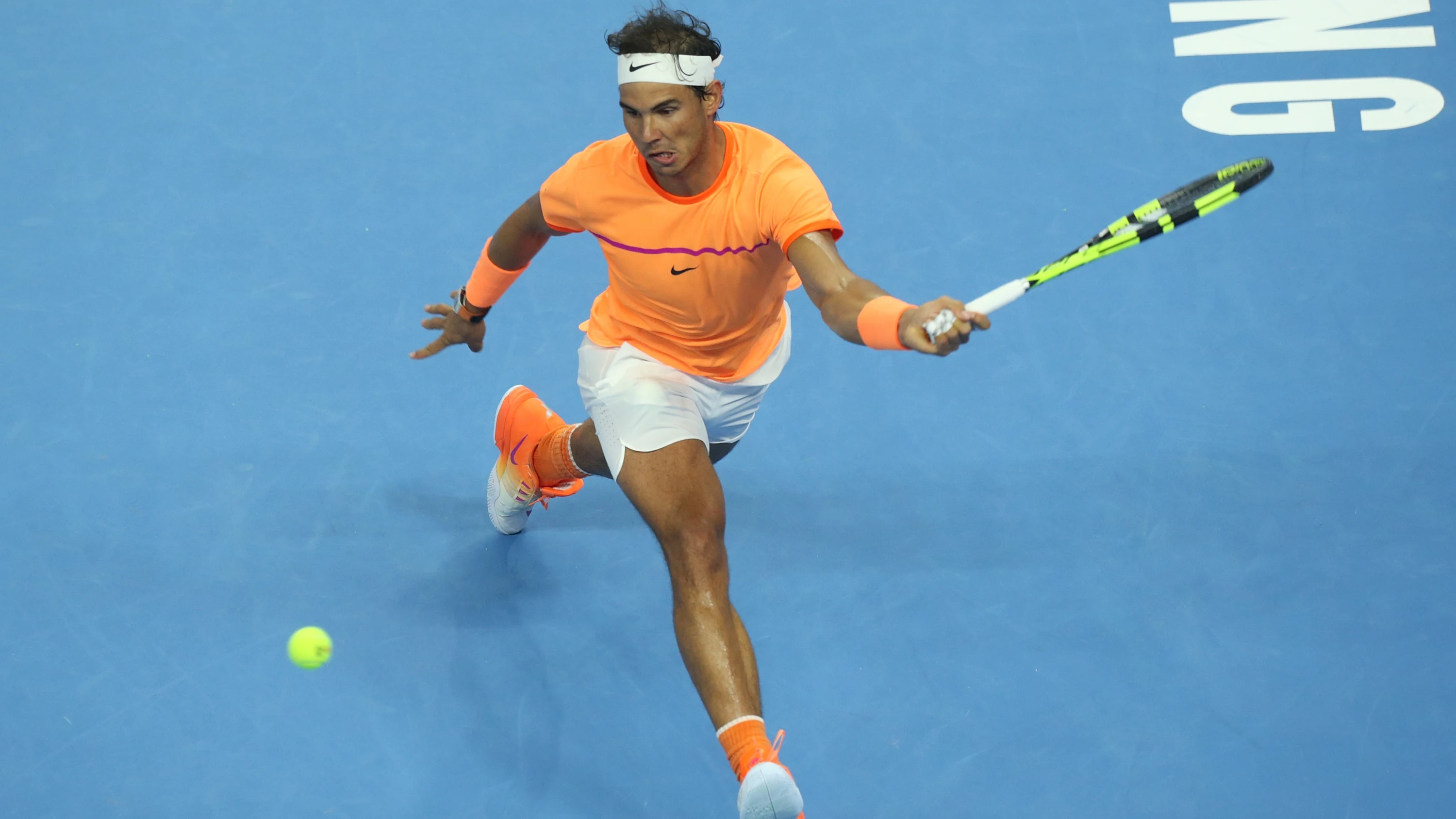 Nadal golpea la bola en el Abierto de China (Pek&iacute;n)
