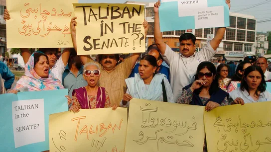 Activistas por los derechos humanos protestan contra un nuevo caso de 'crimen de honor' en Pakistán Activistas por los derechos humanos protestan contra un nuevo caso de 'crimen de honor' en Pakistán