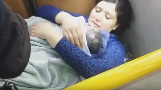 Una mujer da a luz en un autobús Una mujer da a luz en un autobús