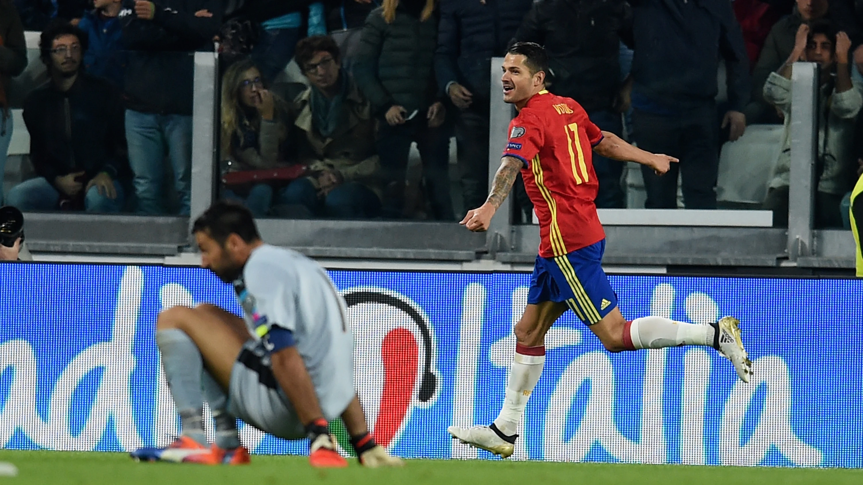 Vitolo celebrando su gol ante la Selección de Italia