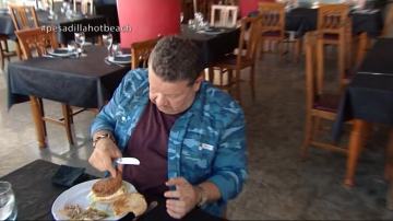 Alberto Chicote prueba la "puta mierda" de hamburguesa 'momia'