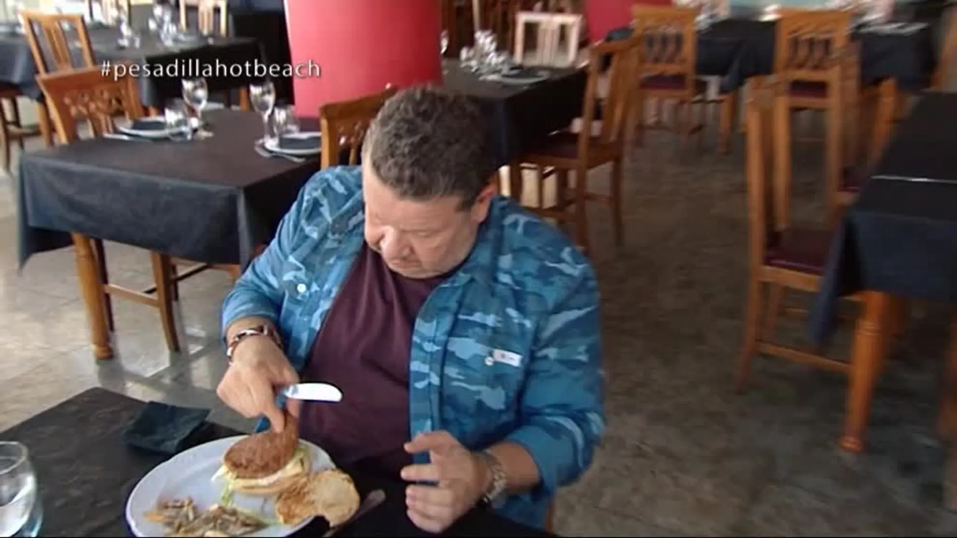 Alberto Chicote prueba la "puta mierda" de hamburguesa 'momia'