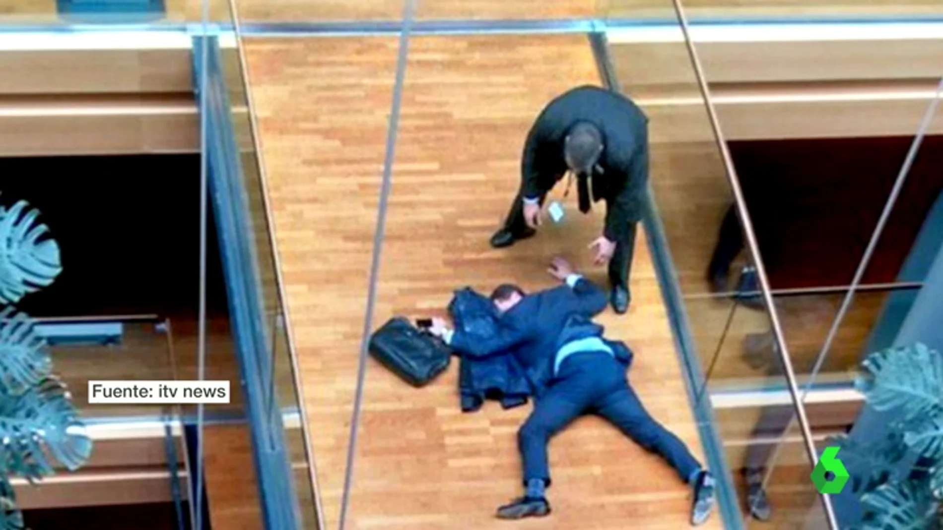 Frame 0.963627 de: El eurodiputado Steven Woolfe, hospitalizado tras una pelea con un compañero en el Parlamento Europeo