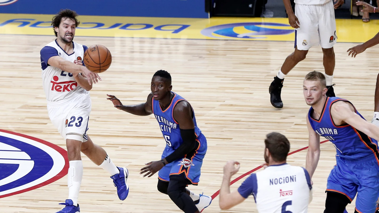 Sergio Llull da un pase a Nocioni durante el partido contra los Thunder Sergio Llull da un pase a Nocioni durante el partido contra los Thunder
