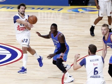 Sergio Llull da un pase a Nocioni durante el partido contra los Thunder Sergio Llull da un pase a Nocioni durante el partido contra los Thunder