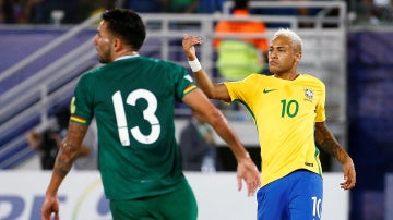Neymar celebra su gol contra Bolivia