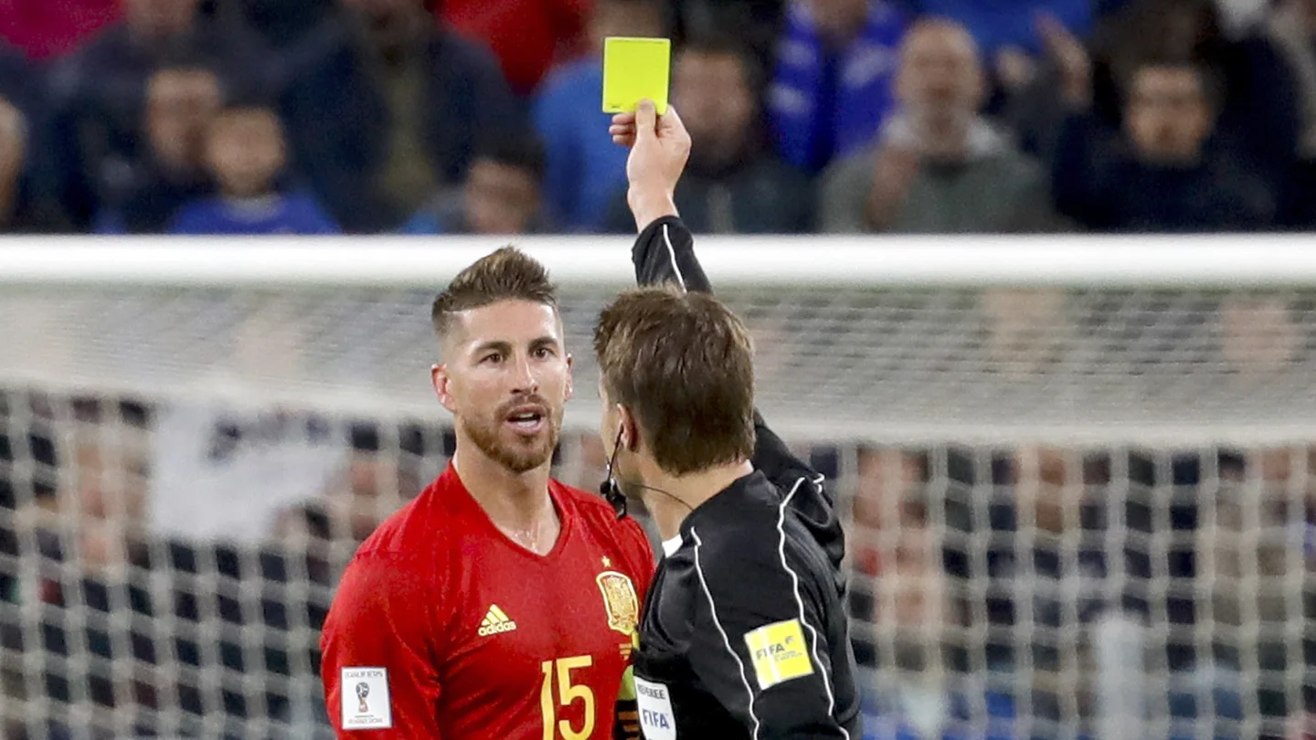Sergio Ramos, siendo amonestado en el partido contra Italia Sergio Ramos, siendo amonestado en el partido contra Italia
