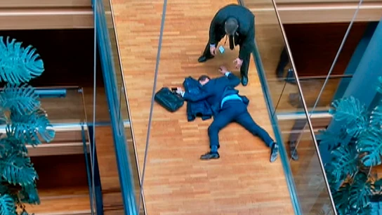 Steven Woolfe en el suelo Steven Woolfe en el suelo