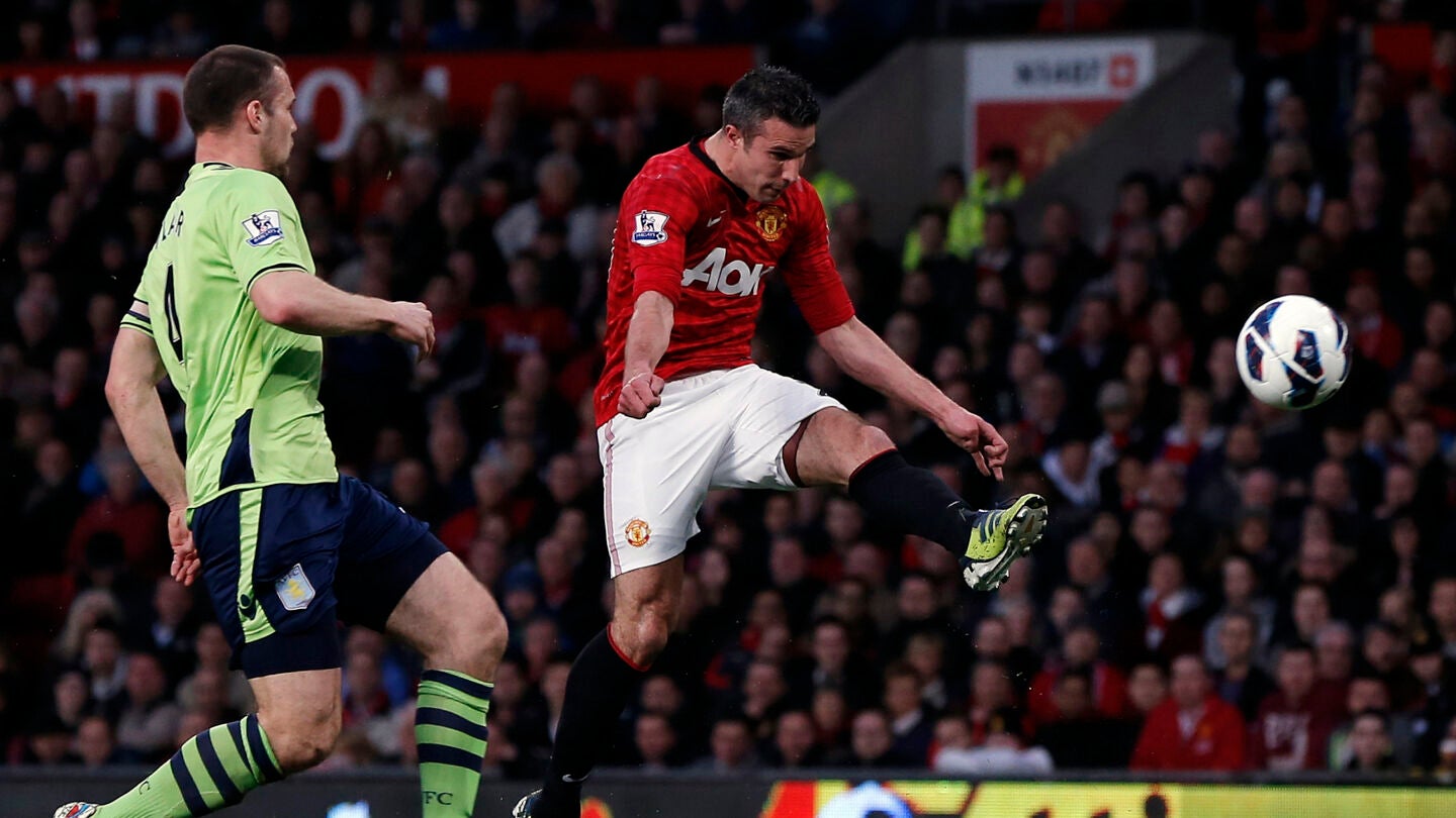 Van Persie ejecuta la volea que se convirti&oacute; en el mejor gol de la Premier League