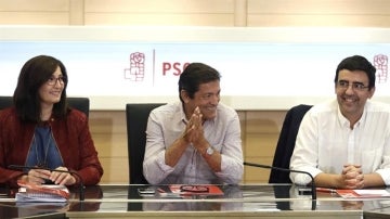 El presidente de la gestora del PSOE, Javier Fernández, durante la reunión mantenida en la sede del partido