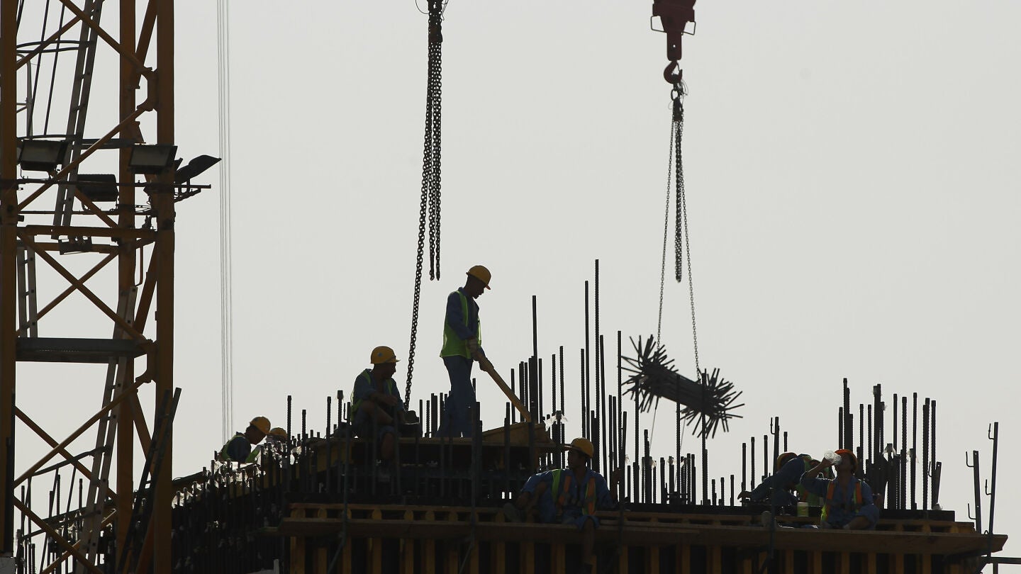 Operarios trabajan en las obras del Mundial de Catar 2022