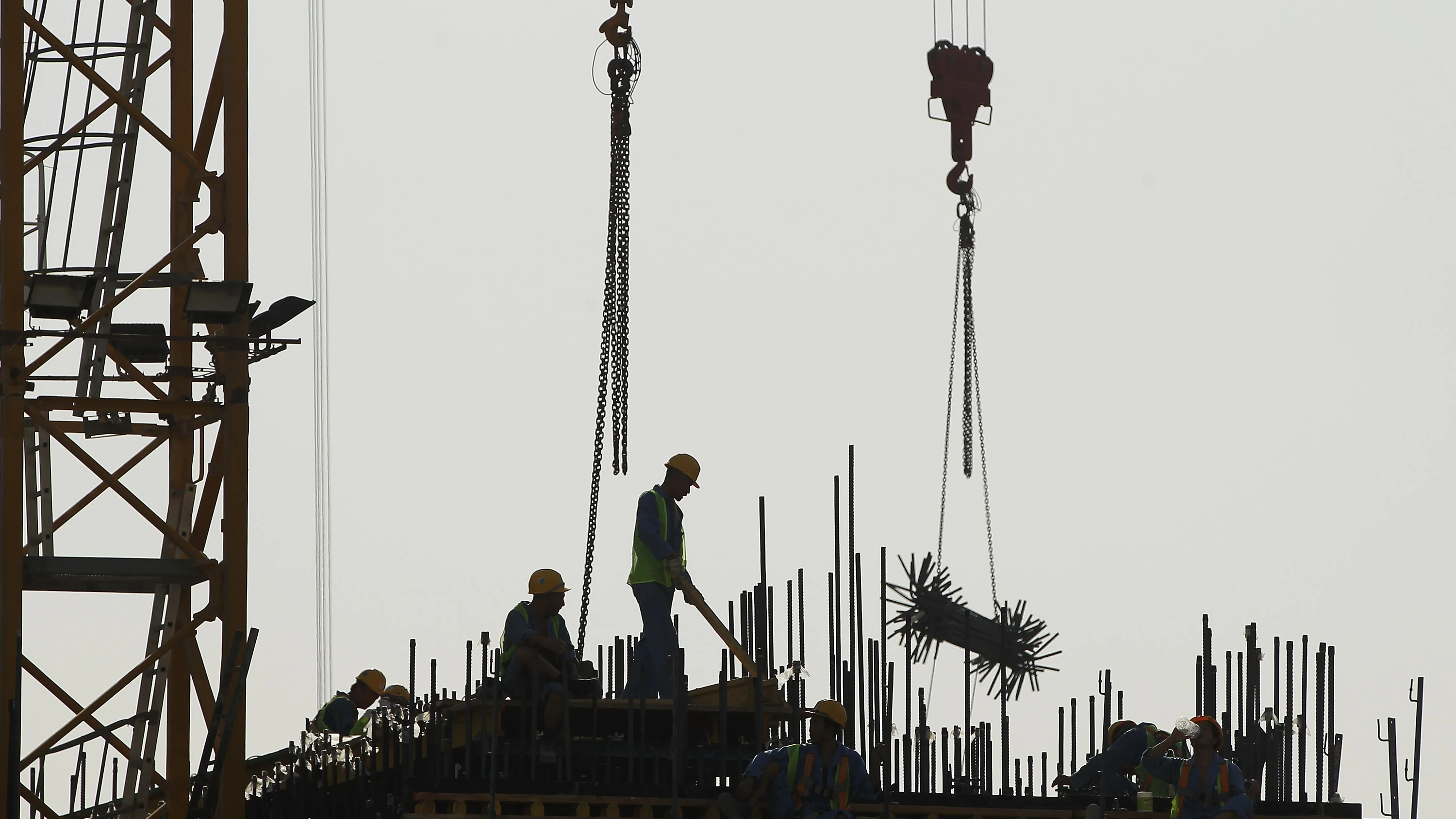 Operarios trabajan en las obras del Mundial de Catar 2022