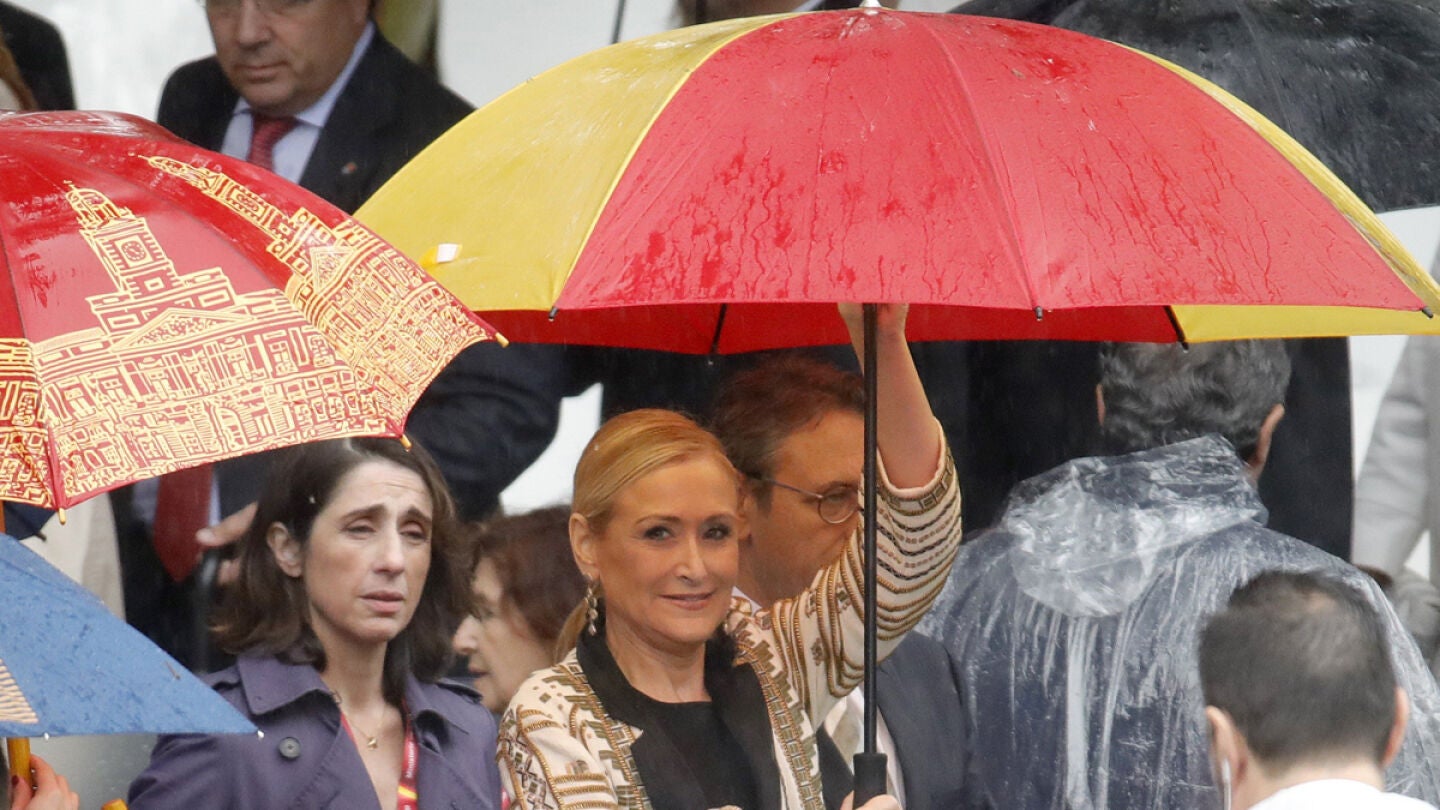 Cristina Cifuentes con un paraguas con la bandera de Espa&ntilde;a