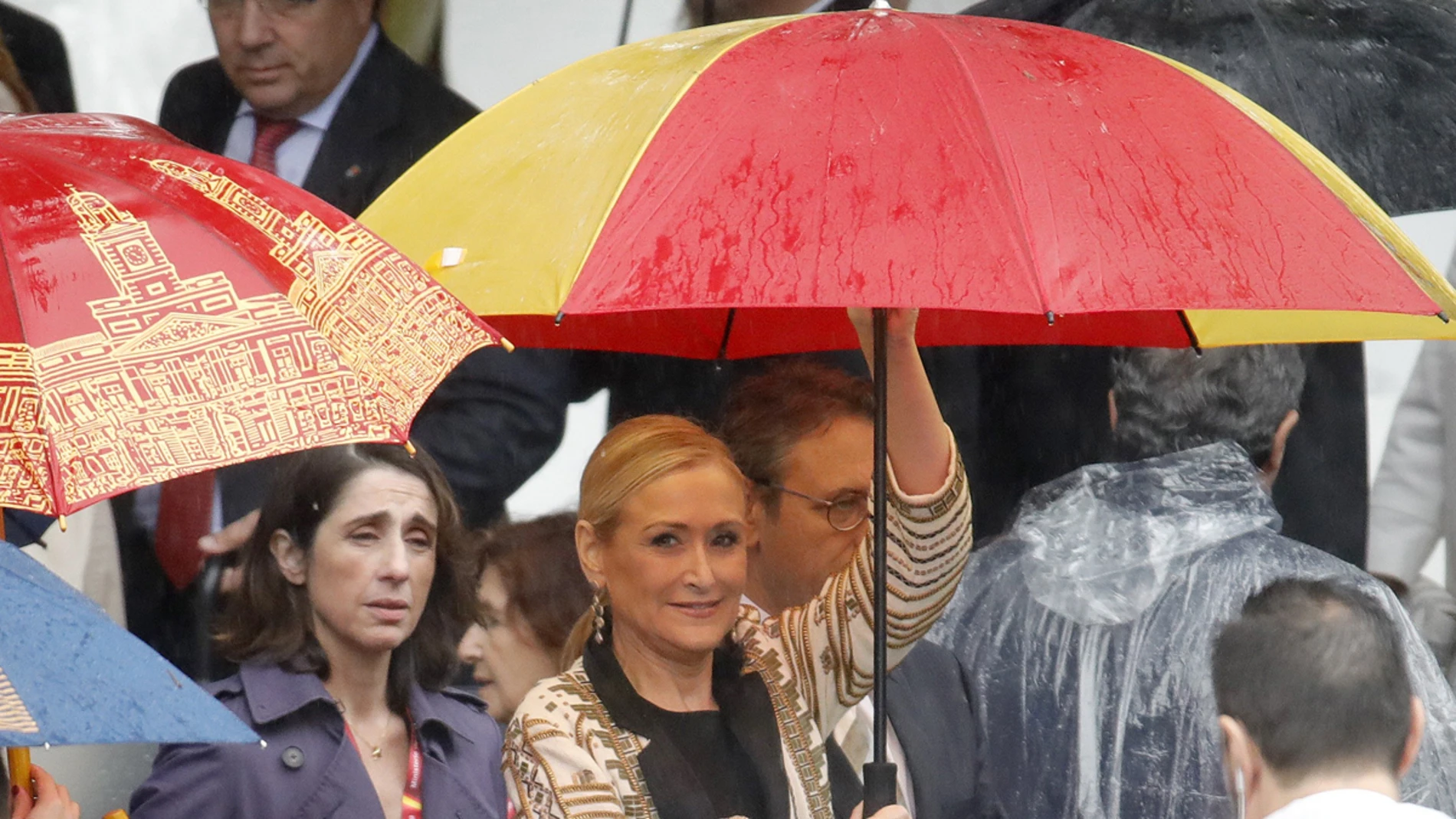 Cristina Cifuentes con un paraguas con la bandera de España