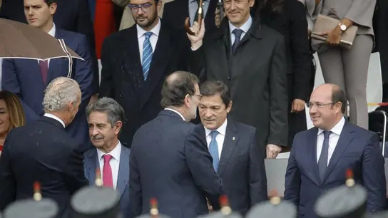 El saludo entre Mariano Rajoy y Javier Fernández El saludo entre Mariano Rajoy y Javier Fernández