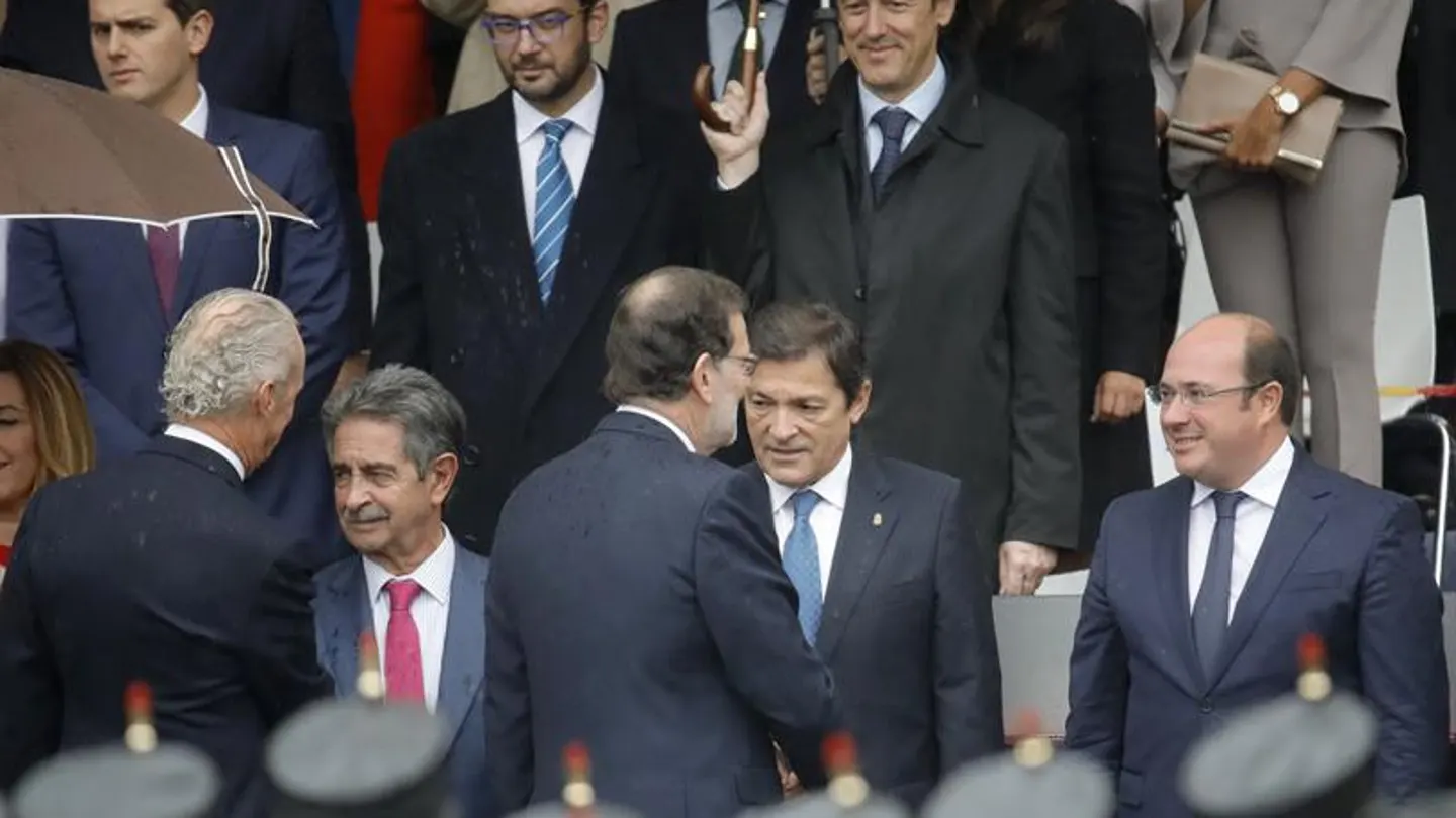 El saludo entre Mariano Rajoy y Javier Fernández El saludo entre Mariano Rajoy y Javier Fernández
