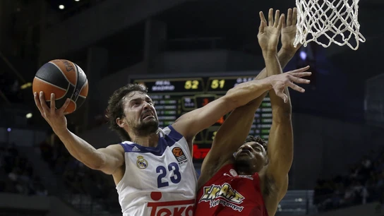 Sergio Llull penetra a canasta ante la defensa de Khem Birch Sergio Llull penetra a canasta ante la defensa de Khem Birch