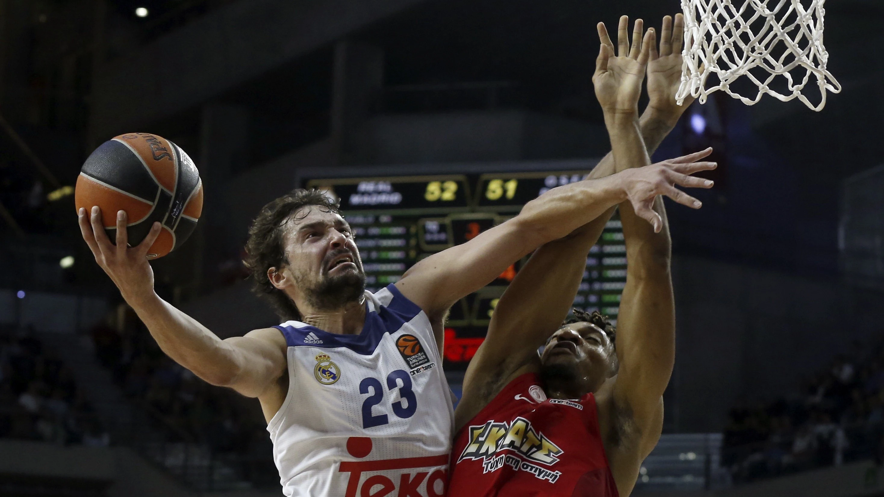 Sergio Llull penetra a canasta ante la defensa de Khem Birch