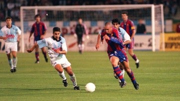 Ronaldo, durante la jugada de su famoso gol al Compostela