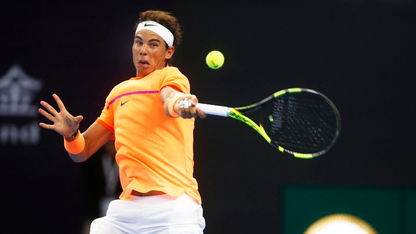Nadal golpea una bola en Shangh&aacute;i
