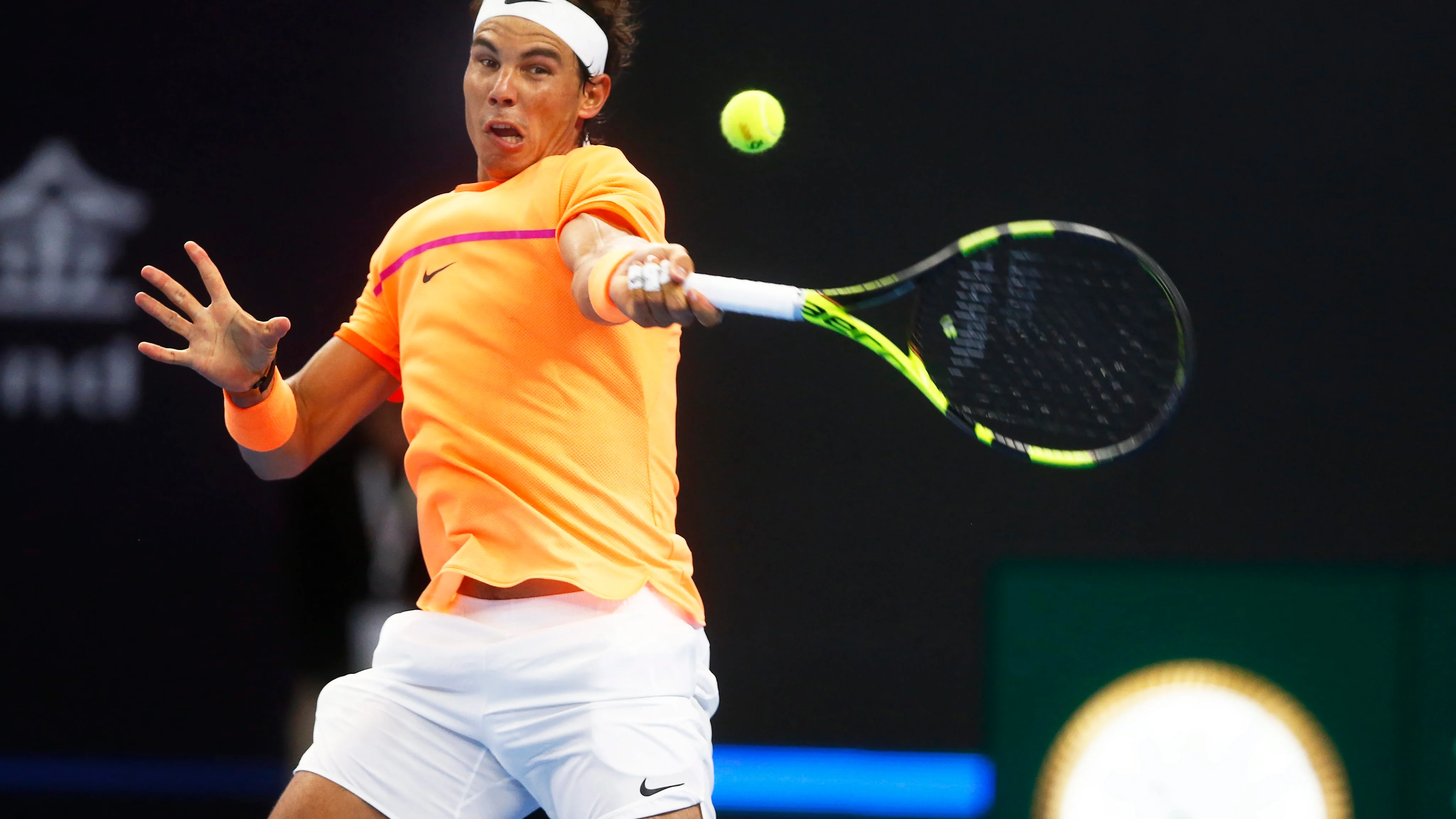 Nadal golpea una bola en Shanghái Nadal golpea una bola en Shanghái