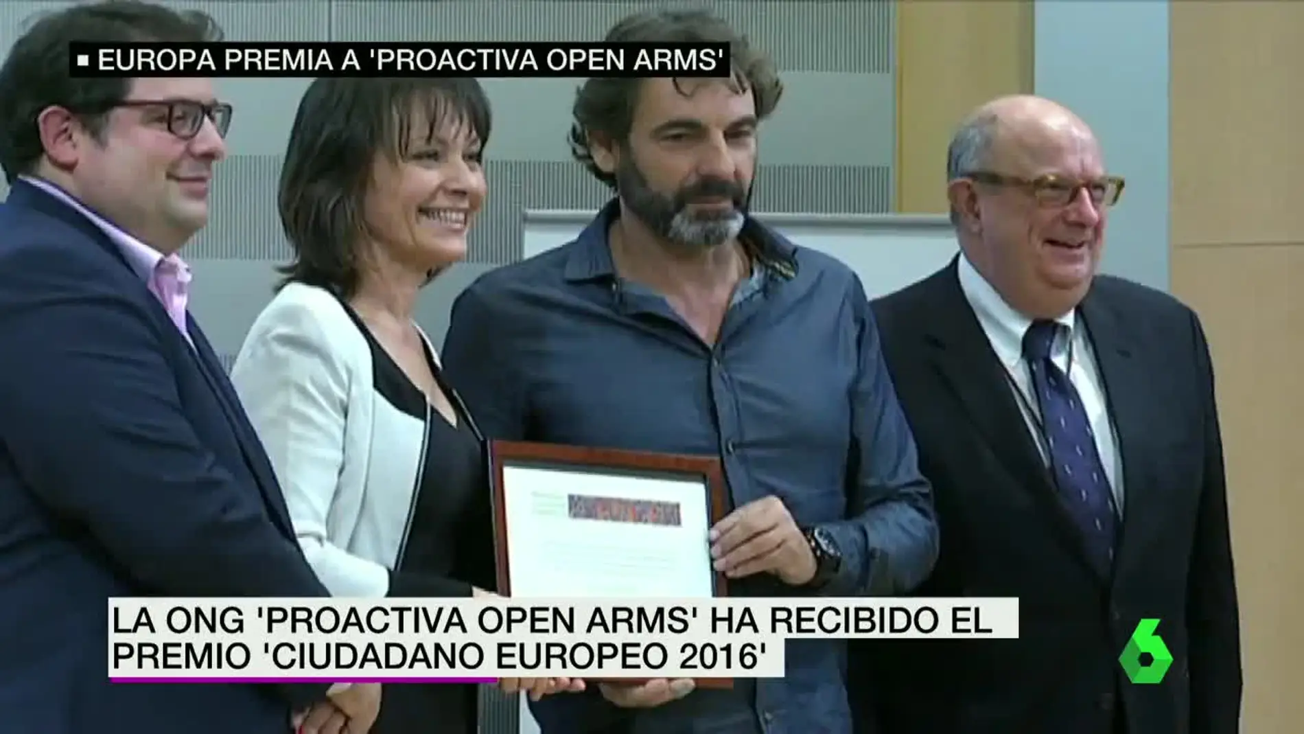 El director de ProActiva recibe el premio por la labor humanitaria