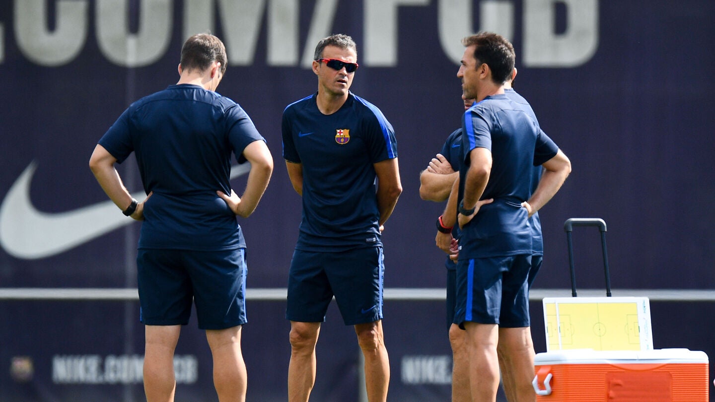 Luis Enrique habla con miembros de su cuerpo t&eacute;cnico