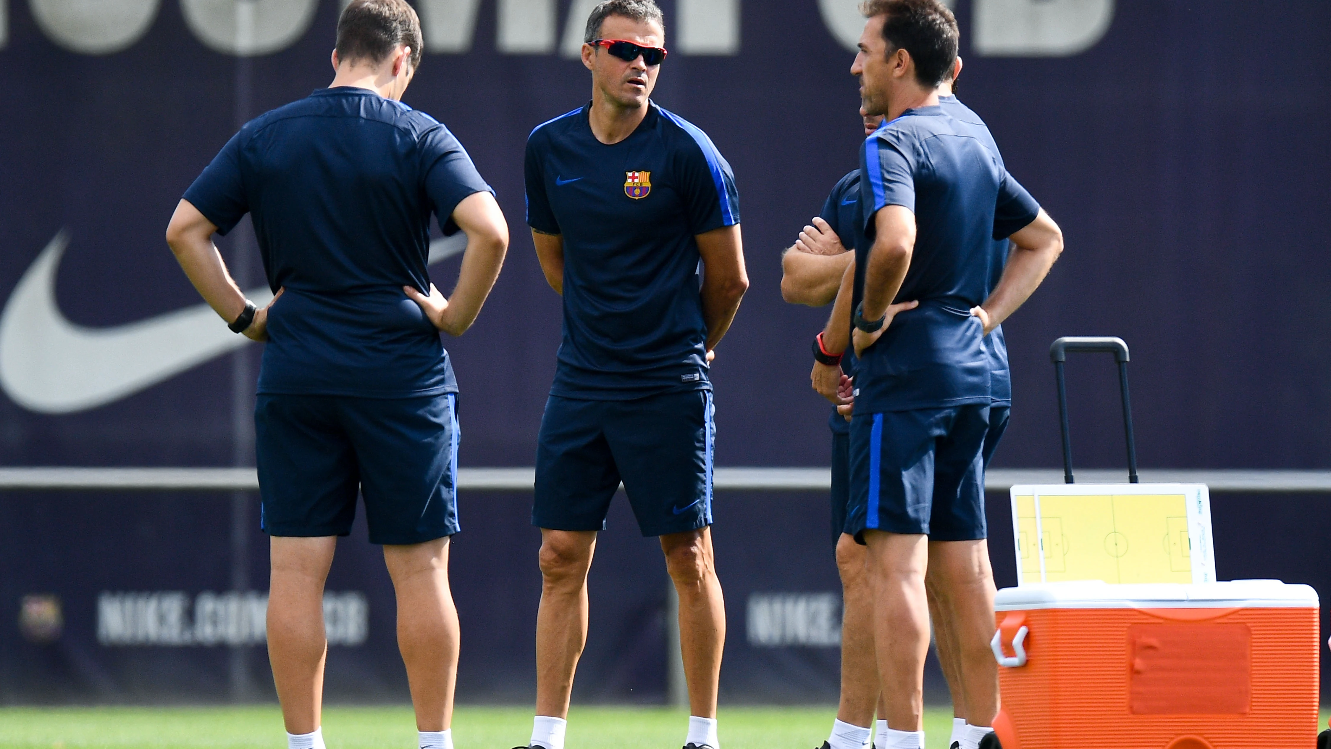 Luis Enrique habla con miembros de su cuerpo t&eacute;cnico