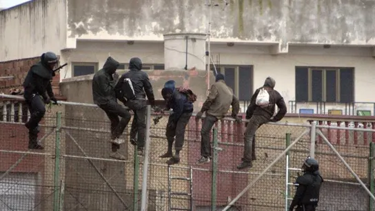 Inmigrantes tratando de saltar la valla de Melilla | Archivo Inmigrantes tratando de saltar la valla de Melilla | Archivo