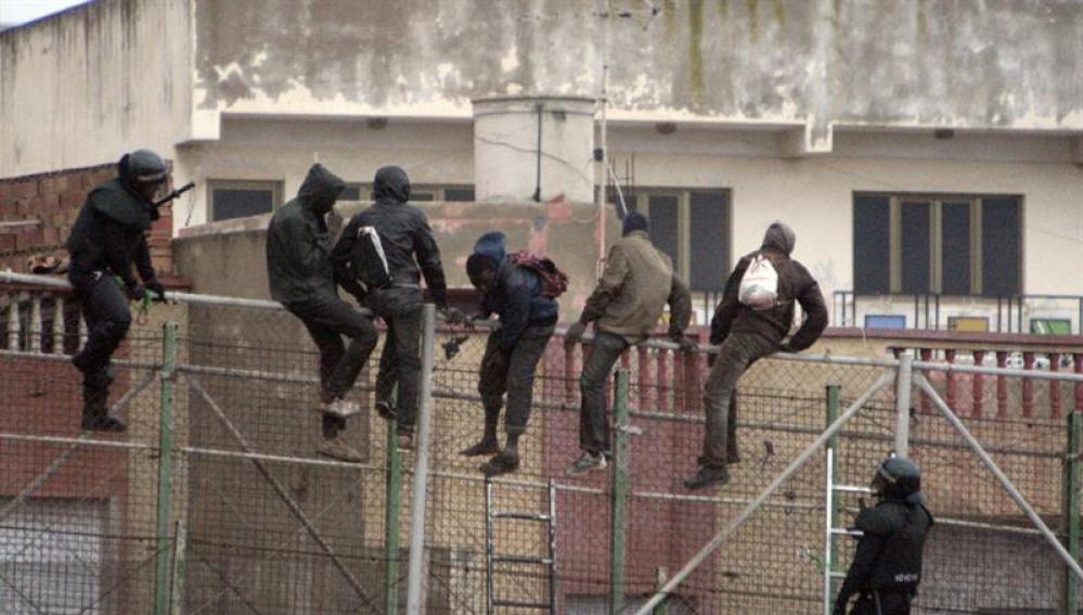 Inmigrantes tratando de saltar la valla de Melilla | Archivo