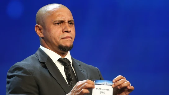 Roberto Carlos saca el nombre de un equipo en el sorteo de Champions Roberto Carlos saca el nombre de un equipo en el sorteo de Champions
