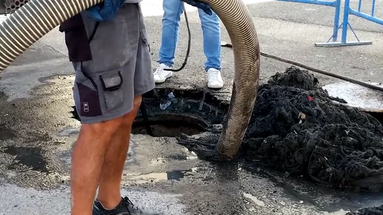 Un tapón de 350 kilos de toallitas higiénicas provoca el desbordamiento de un colector en Murcia Un tapón de 350 kilos de toallitas higiénicas provoca el desbordamiento de un colector en Murcia